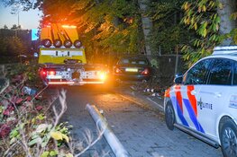 Automobilist rijdt over bussluis in Blaricum en crasht