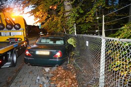 Automobilist rijdt over bussluis in Blaricum en crasht