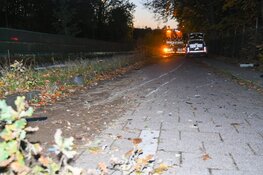 Automobilist rijdt over bussluis in Blaricum en crasht