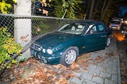 Automobilist rijdt over bussluis in Blaricum en crasht