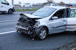 Ongeval op A1, vangrail en auto beschadigd