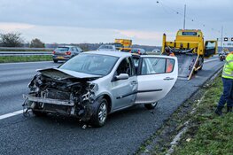 Ongeval op A1, vangrail en auto beschadigd