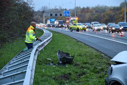 Ongeval op A1, vangrail en auto beschadigd