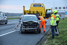 Ongeval op A1, vangrail en auto beschadigd