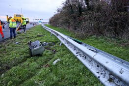 Ongeval op A1, vangrail en auto beschadigd