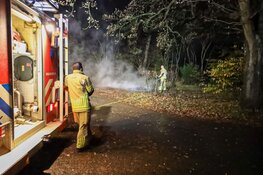 Brandweer blust kampvuur in Bussum