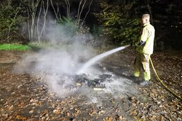 Brandweer blust kampvuur in Bussum