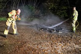 Brandweer blust kampvuur in Bussum