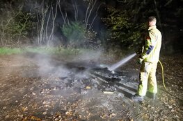 Brandweer blust kampvuur in Bussum