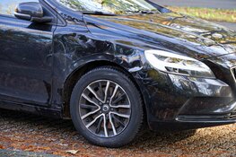 Twee auto's tegen elkaar in Huizen, één automobiliste gewond