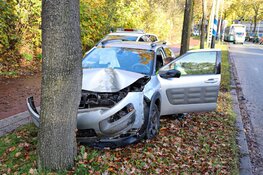 Twee auto's tegen elkaar in Huizen, één automobiliste gewond