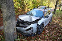Twee auto's tegen elkaar in Huizen, één automobiliste gewond