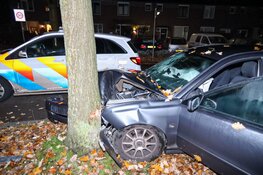 Auto crasht in Eemnes, inzittenden slaan op de vlucht