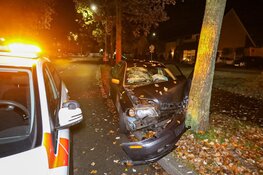 Auto crasht in Eemnes, inzittenden slaan op de vlucht