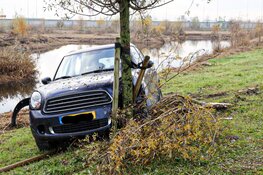 Automobiliste raakt van de weg in Muiden