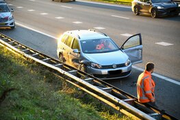 Botsing tussen vrachtwagen en auto op A1 bij Laren