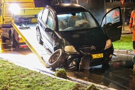Auto tegen boom op Bovenmaatweg in Huizen