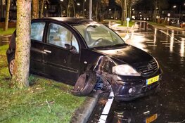 Auto tegen boom op Bovenmaatweg in Huizen