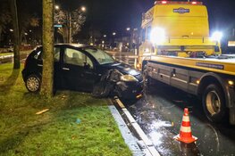 Auto tegen boom op Bovenmaatweg in Huizen