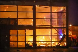 Grote brand verwoest bedrijf in Zeewolde