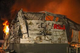 Grote brand verwoest bedrijf in Zeewolde
