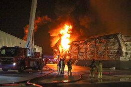 Grote brand verwoest bedrijf in Zeewolde