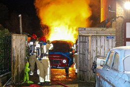 Felle brand in tuin in Naarden