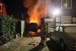 Felle brand in tuin in Naarden