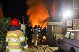 Felle brand in tuin in Naarden
