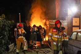 Felle brand in tuin in Naarden