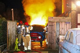 Felle brand in tuin in Naarden