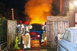 Felle brand in tuin in Naarden