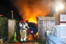 Felle brand in tuin in Naarden