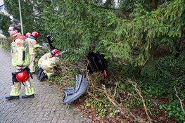 Auto crasht vlak voor ziekenhuis in Blaricum