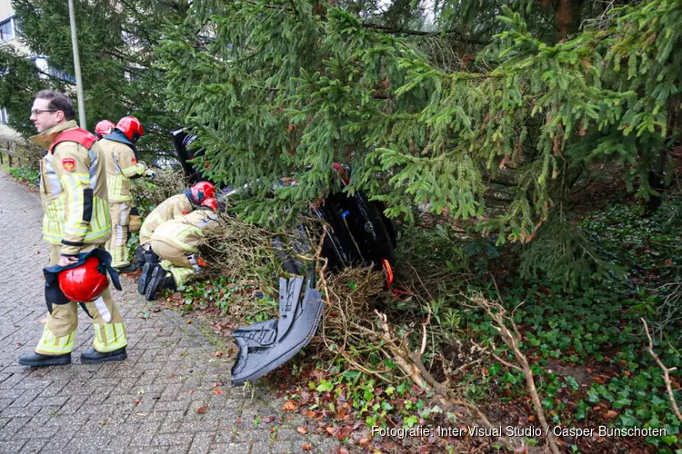 Auto crasht vlak voor ziekenhuis in Blaricum