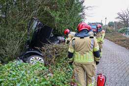 Auto crasht vlak voor ziekenhuis in Blaricum