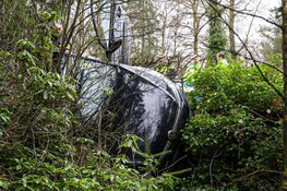 Auto crasht vlak voor ziekenhuis in Blaricum