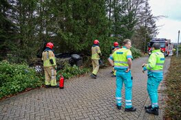 Auto crasht vlak voor ziekenhuis in Blaricum
