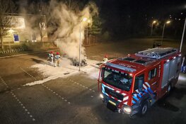Auto door brand verwoest op parkeerplaats in Bussum