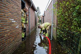 Hardnekkige wateroverlast in steeg Naarden