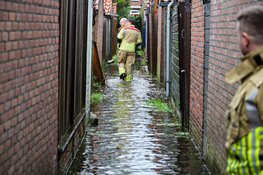 Hardnekkige wateroverlast in steeg Naarden