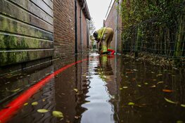 Hardnekkige wateroverlast in steeg Naarden