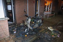 Scooter verwoest door brand in Huizen
