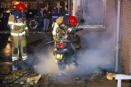 Scooter verwoest door brand in Huizen