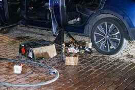 Auto in Hilversum vat vlam door vuurwerkafval