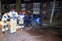 Auto in Hilversum vat vlam door vuurwerkafval