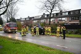 Auto op zijn zijkant bij ongeluk Hilversum
