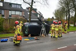 Auto op zijn zijkant bij ongeluk Hilversum