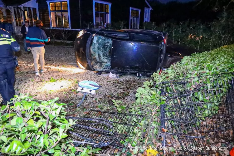 Bezorgauto rijdt tuin in en richt ravage aan