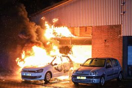 Auto en loods vatten vlam in Huizen